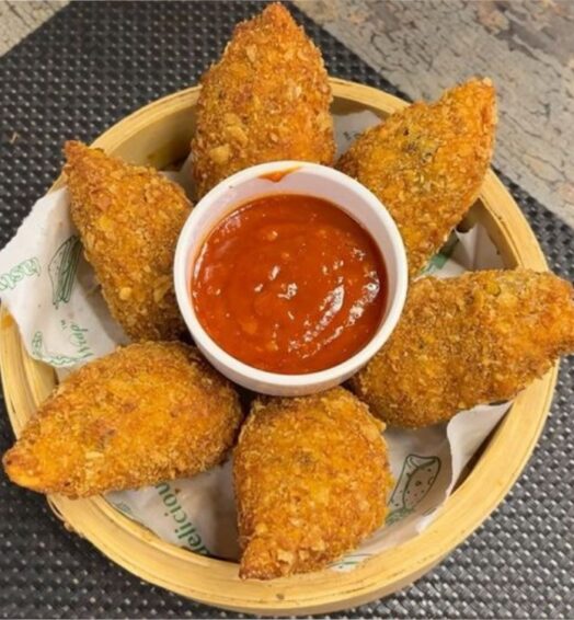 Kurkure Paneer Momos (8 Pcs)